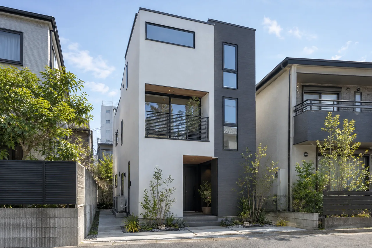 光を取り込む都市型3階建て：昼の外観